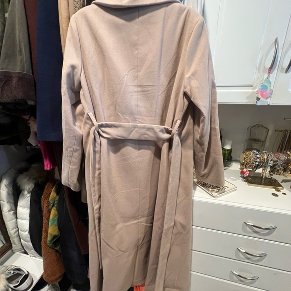 Elegant Tan Coat with Faux Fur Collar - Picture 3 of 3